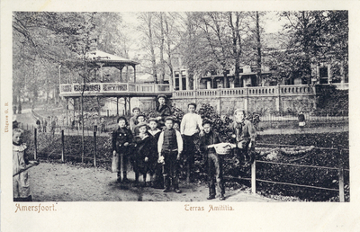 13043 Gezicht op de voorgevel van de Sociëteit Amicitia (achter de bomen) en de muziektent (Plantsoen-Zuid 2) te ...